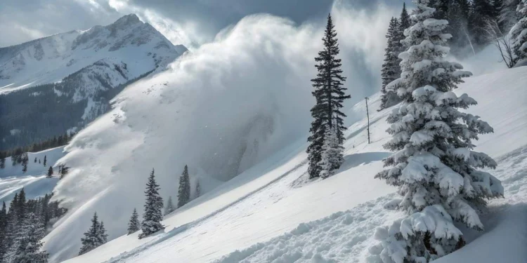 Risc de avalanşe în zona montană a județului Vâlcea: Salvamontiştii recomandă turiştilor să fie prudenţi