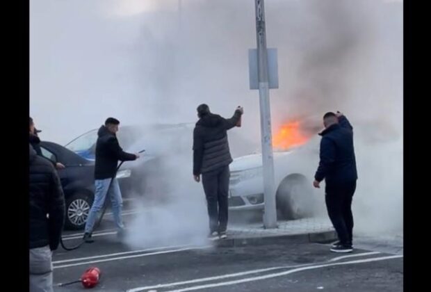 Mașină cuprinsă de flăcări în parcarea unui hipermarket din Pitești. Imagini virale cu intervenția șoferilor aflaţi în zonă