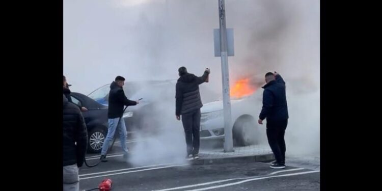 Mașină cuprinsă de flăcări în parcarea unui hipermarket din Pitești. Imagini virale cu intervenția șoferilor aflaţi în zonă