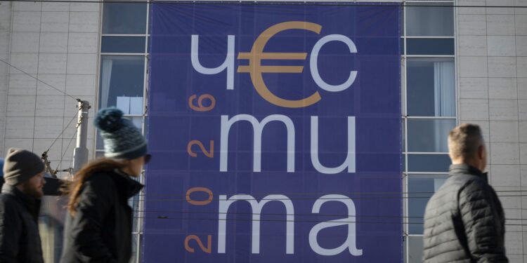 Bulgaria trece la euro, începând de astăzi: optimism oficial, anxietate publică și bani scoși la lumină