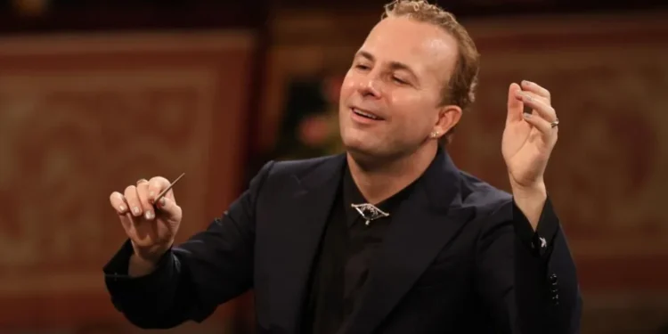 ‘Clovn cu unghii date cu ojă’ / ‘O lume întreagă îl aplaudă, la noi curge veninul’