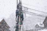 5000 de gospodării fără curent după ce gospodăria de la care furau curent a fost afectată de zăpezi