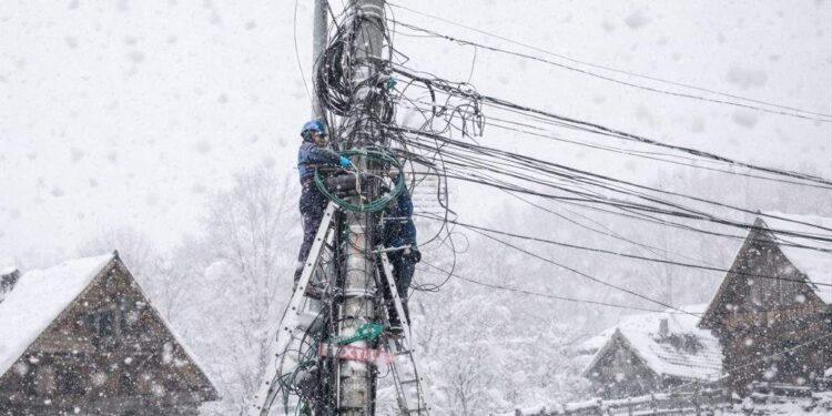5000 de gospodării fără curent după ce gospodăria de la care furau curent a fost afectată de zăpezi