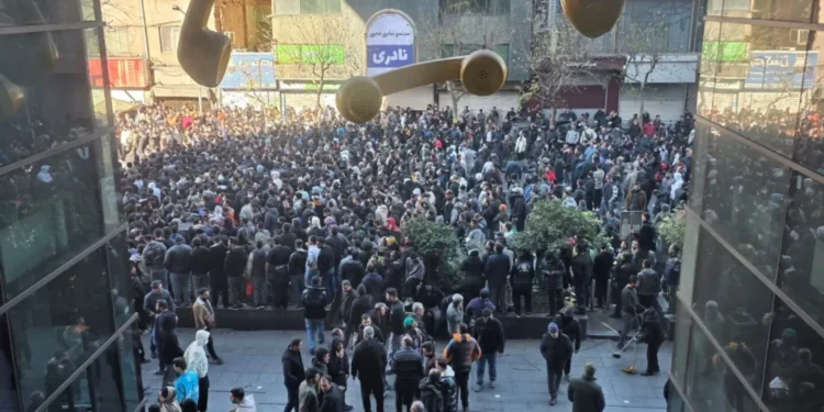 Iran: Mii de oameni ies din nou în stradă la Teheran, în a douăsprezecea zi de proteste împotriva regimului iranian