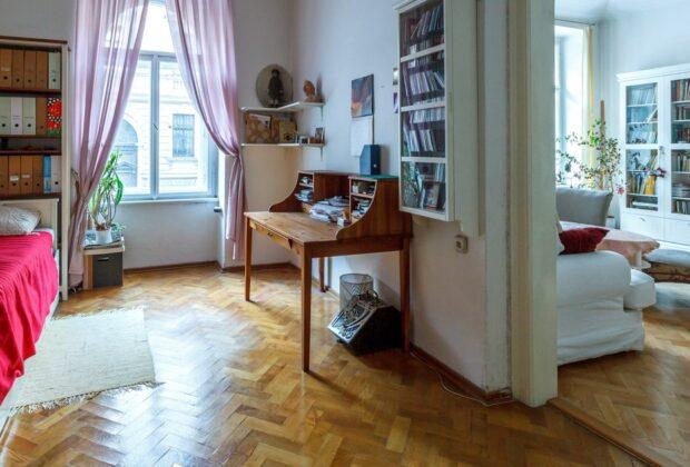 Întrebarea care îi macină pe români: cum îți poți permite să-ți cumperi apartament și mașină într-un oraș mare?