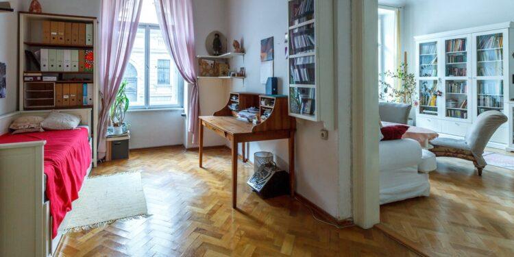 Întrebarea care îi macină pe români: cum îți poți permite să-ți cumperi apartament și mașină într-un oraș mare?