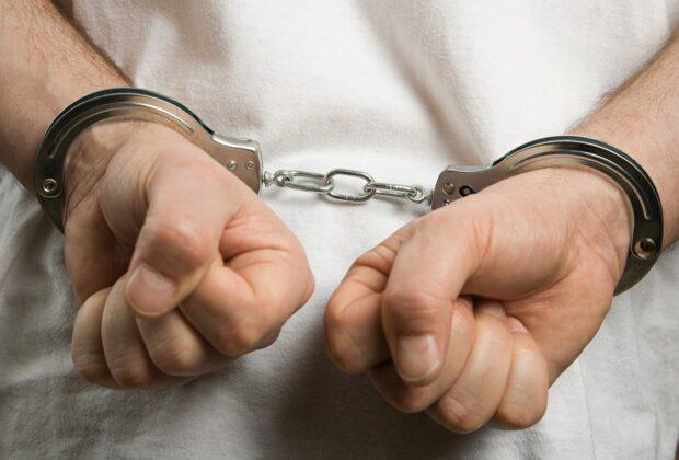 Un bărbat din Vaslui a reușit să fugă după ce i-a lovit pe polițiștii ce-l încătușaseră