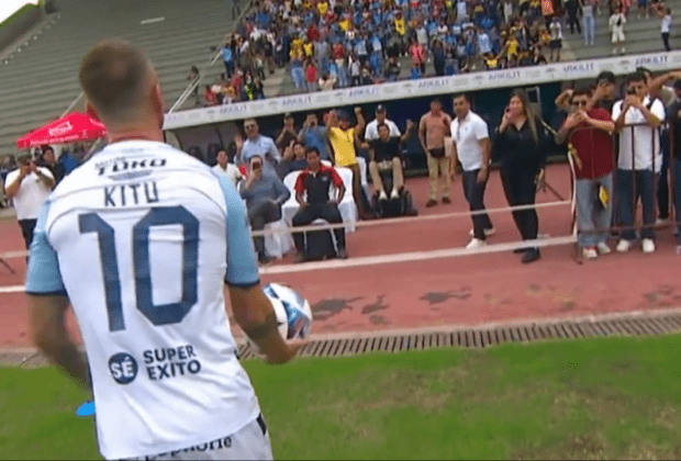 „Decarul” s-a făcut de râs la prezentarea sa! Nu a putut să le paseze fanilor mingea din 3 încercări