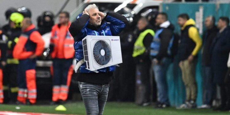 Şumudică şi-a pus aer condiţionat la geacă pentru a putea antrena în Arabia Saudită