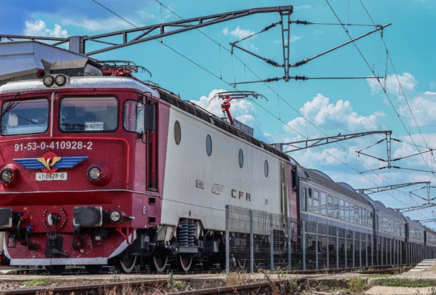 VIDEO Inconștiență maximă! Un bărbat, la un pas să fie spulberat de tren / Compania CFR avertizează asupra nerespectării regulilor