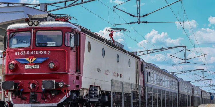 VIDEO Inconștiență maximă! Un bărbat, la un pas să fie spulberat de tren / Compania CFR avertizează asupra nerespectării regulilor