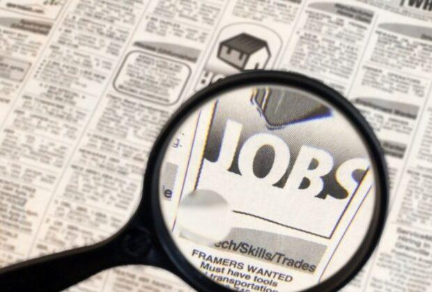 De frica scumpirilor, o treime dintre români își caută un al doilea job. Și pensionarii vor să se angajeze