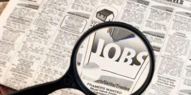 De frica scumpirilor, o treime dintre români își caută un al doilea job. Și pensionarii vor să se angajeze