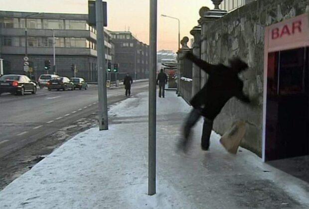 Victima poleiului: un român care încerca să plece acasă a alunecat înapoi în birt