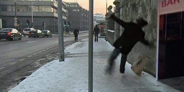 Victima poleiului: un român care încerca să plece acasă a alunecat înapoi în birt