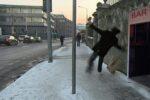 Un bucureștean care a alunecat pe gheața de pe trotuar a ajuns mai repede decât Uberul la destinație