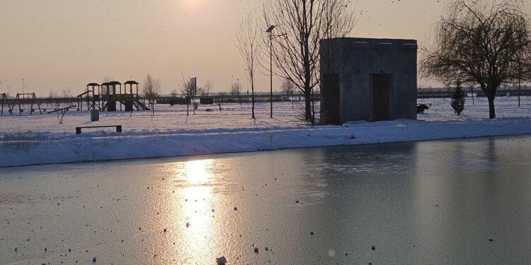 DSU avertizează aupra pericolului de îngheţ pe lacuri: „Nu păşiţi pe gheaţă” / În Craiova, un copil de 5 ani a fost salvat după ce a căzut în lacul din Parcul Romanescu – VIDEO