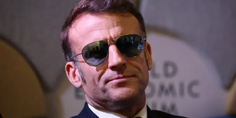 VIDEO Efectul Macron: Ochelarii de soare purtați de președintele francez la Davos i-au adus notorietate globală producătorului / Cât costă