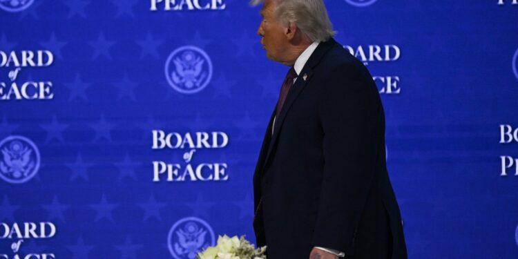 FOTO Donald Trump a apărut din nou, la Davos, cu o vânătaie pe mâna stângă. Explicaţia Casei Albe: S-a lovit de colţul mesei