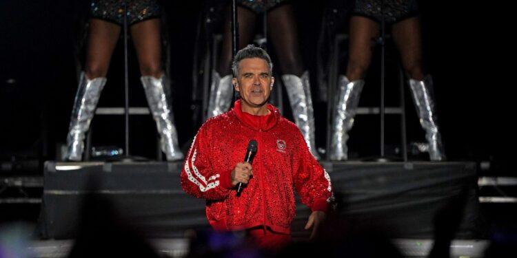 VIDEO Beatles, detronată. Recordul stabilit de Robbie Williams cu cel mai recent album al său