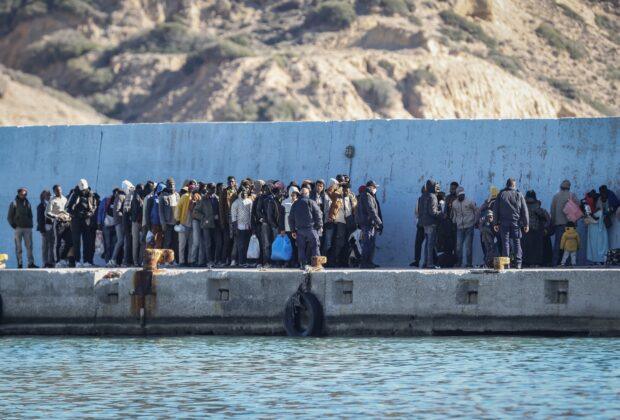 Grecia vrea să înăsprească pedepsele pentru migrația ilegală, cu închisoare pe viață și expulzări imediate. Zeci de ONG-uri critică proiectul