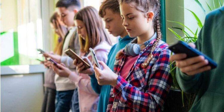 Aloooo! Rețelele sociale trebuie să fie interzis pentru bătrâni, nu pentru copii