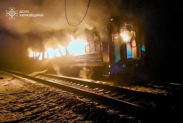 FOTO/VIDEO Tren de pasageri, cu peste 200 de oameni în el, în flăcări după un bombardament cu drone al rușilor, în Harkov. Bilanțul victimelor