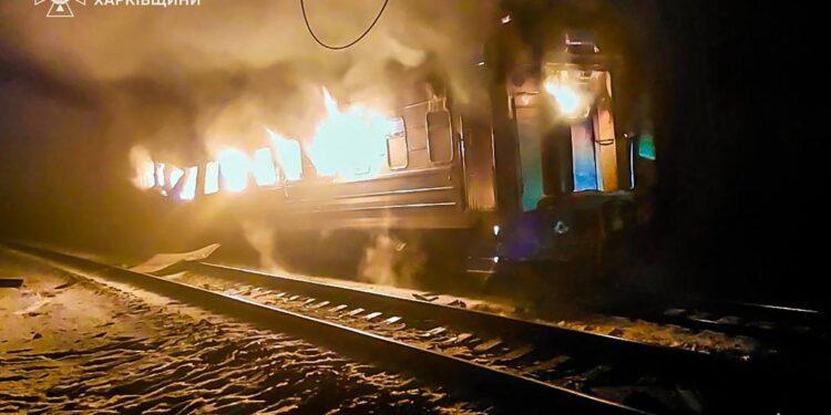 FOTO/VIDEO Tren de pasageri, cu peste 200 de oameni în el, în flăcări după un bombardament cu drone al rușilor, în Harkov. Bilanțul victimelor