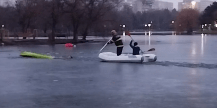 Pompierii din București au salvat un tânăr care a căzut într-un lac înghețat în timp ce încerca să scoată din apă un câine – VIDEO