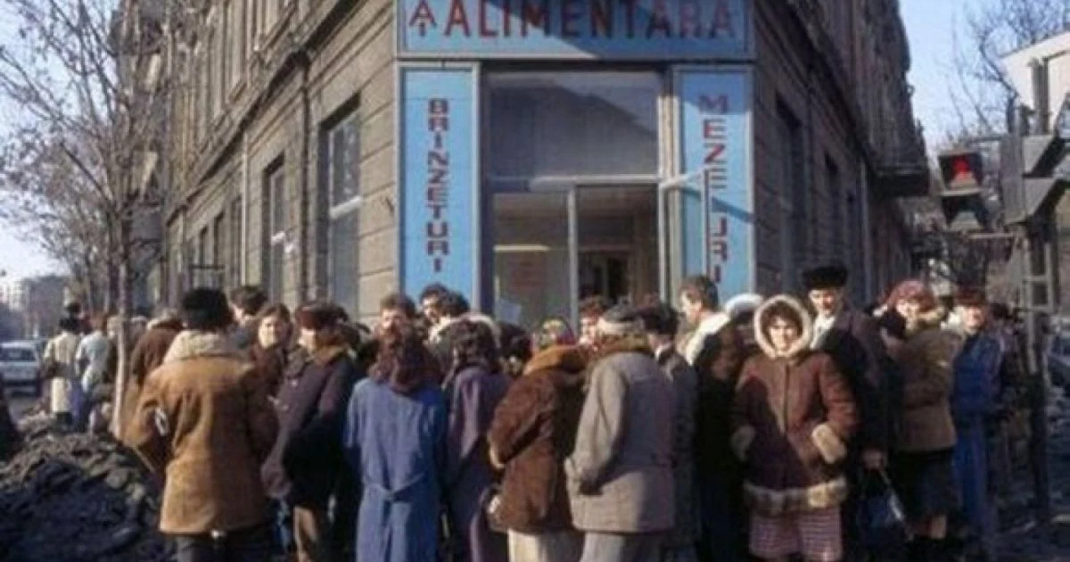 Coadă &icirc;n perioada comunistă FOTO arhiva