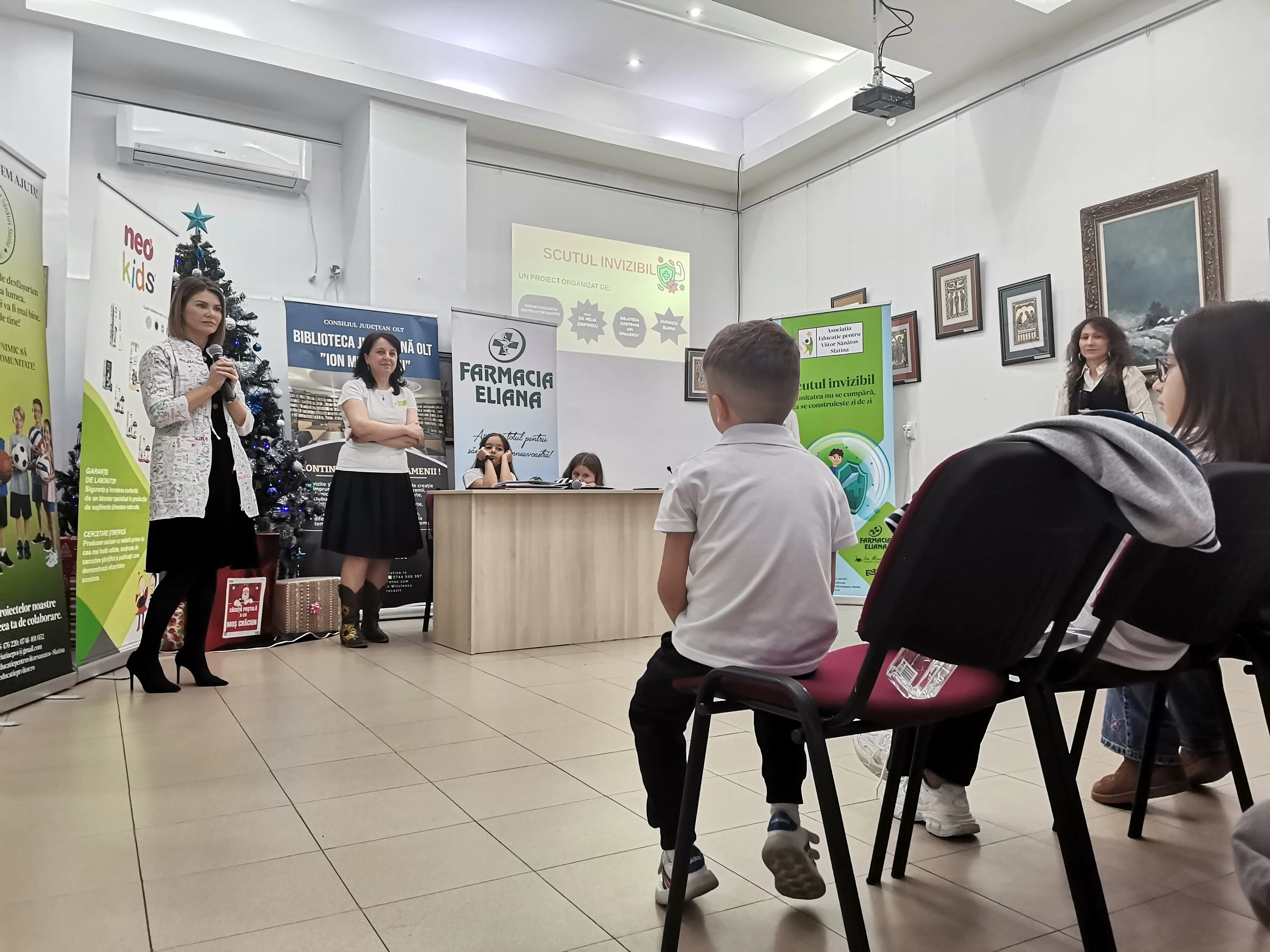 Medic Relia Zanfirescu și farm. Nicoleta Dan, &icirc;n fața copiilor cu lectia despre imunitate FOTo: A.M.