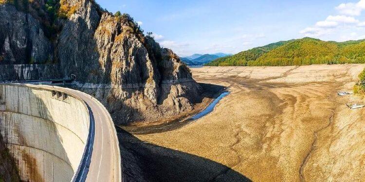 Lacul Vidraru nu se mai poate umple la loc, pentru că autoritățile au pierdut dopul de la baraj