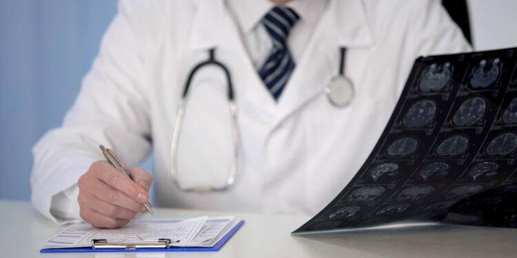 Ministrul Sănătăţii anunţă schimbarea codurilor de boală, după decizia privind neplata primei zile de concediu medical