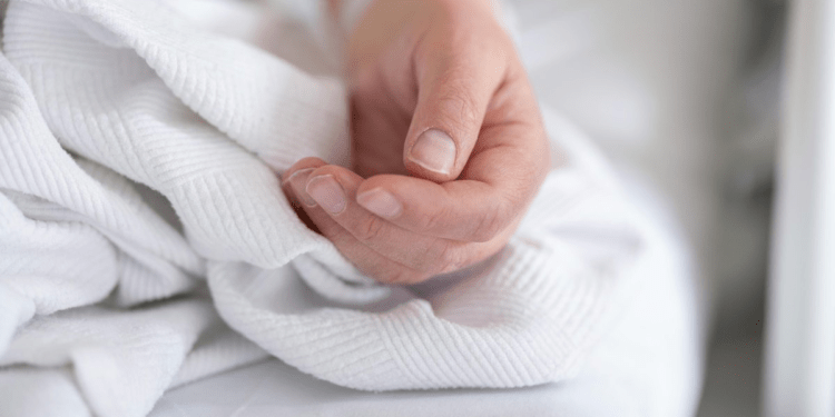 Pacienții cronici, afectați de neplata primei zile de concediu medical: „Nu e ca și cum m-aș duce la plajă, mă duc să fac un tratament la spital”