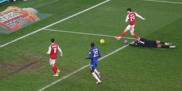 Arsenal a dat lovitura în minutul 90+7 contra lui Chelsea și s-a calificat în finala Cupei Ligii Angliei