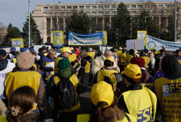 Sindicaliștii din Învățământ protestează în Piața Victoriei, nemulțumiți de măsurile luate de Guvern