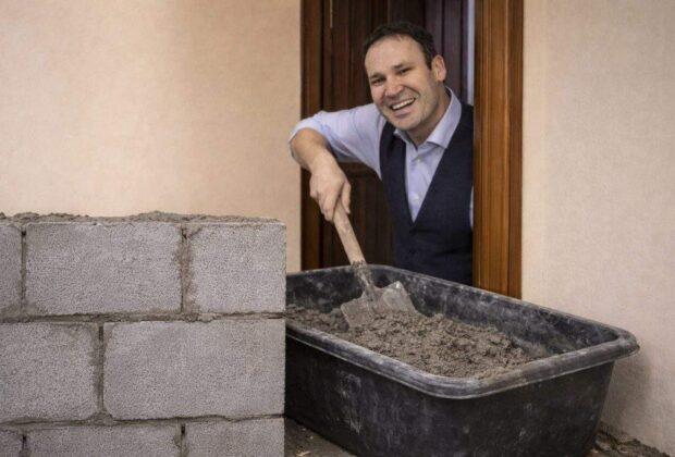 Previzibil! Negoiţă şi-a betonat uşa de la birou ca să nu poată intra DNA-ul