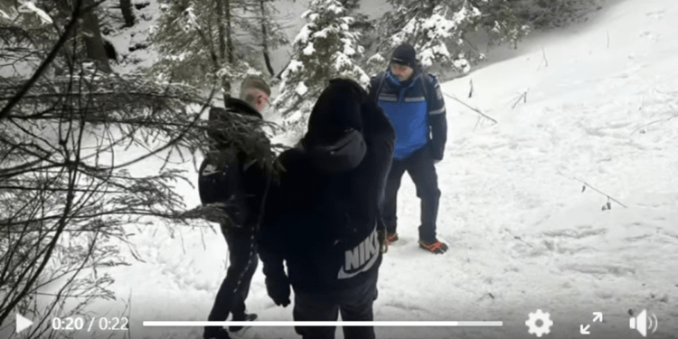 Cu adidași spre Cabana Dochia: doi tineri din Suceava, întorși de pe traseu de jandarmii montani