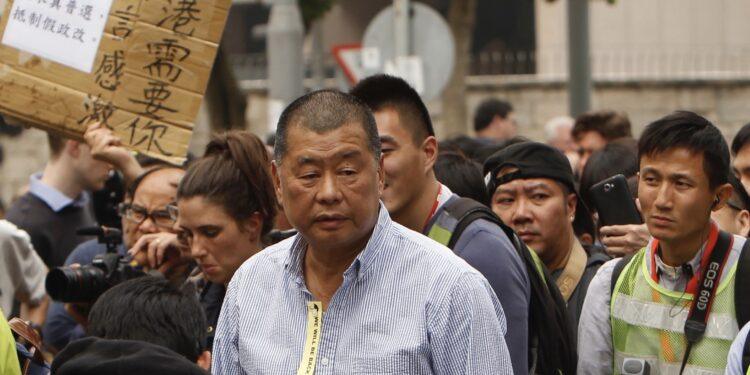 Jimmy Lai, magnatul presei pro-democraţie din Hong Kong, a fost condamnat la 20 de ani de închisoare. De ce e acuzat
