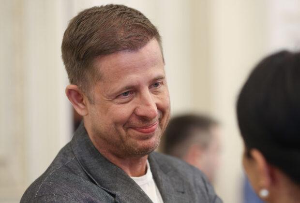 Amnezia lui Thuma când vorbește despre Bolojan. Cine este de vină pentru ruperea înțelegerii cu PSD și panourile cu cartea Generalului?