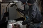 Nu s-au jucat și au furat cu tonele! Cinci persoane au păgubit o societate comercială cu peste 10 000 de litri de motorină