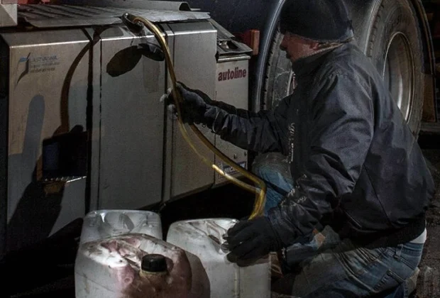 Nu s-au jucat și au furat cu tonele! Cinci persoane au păgubit o societate comercială cu peste 10 000 de litri de motorină