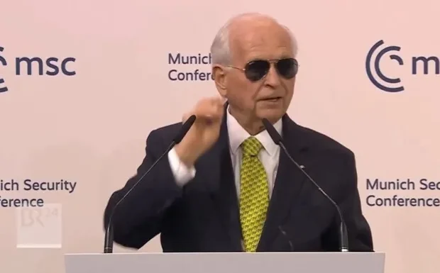 VIDEO Moment savuros la Conferința de Securitate de la Munchen: Ischinger readuce în scenă ochelarii purtați de Emmanuel Macron la Davos
