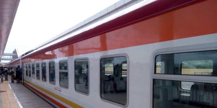 „Ăsta nu e un avion la clasa întâi, e un tren din Africa”. Surpriza totală pentru un român în „bolidul” african ce zboară pe lângă CFR