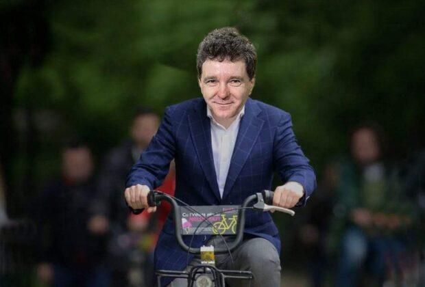 Ca să nu mai aibă probleme cu avionul, Nicușor va pleca în SUA cu bicicleta