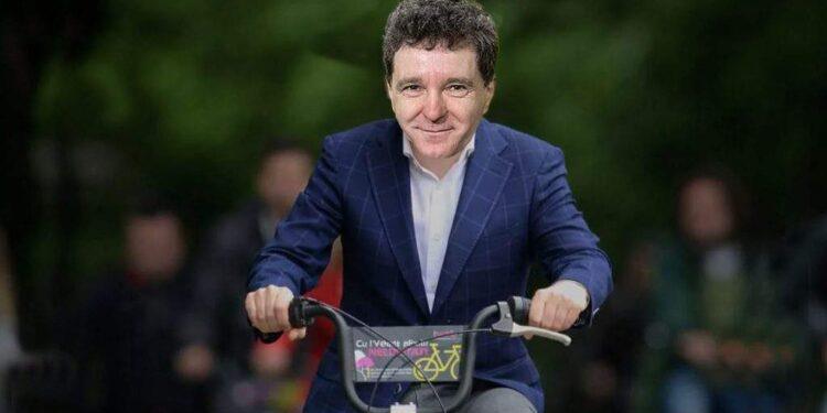 Ca să nu mai aibă probleme cu avionul, Nicușor va pleca în SUA cu bicicleta