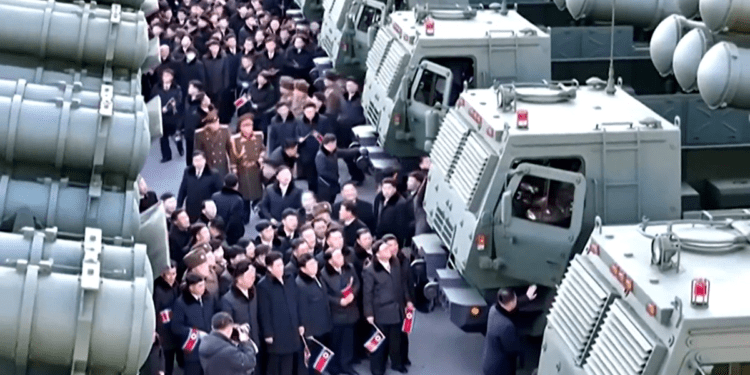 Kim Jong Un a prezentat un nou lansator multiplu de rachete cu potențial nuclear: „Nimeni nu poate spera să fie protejat de Dumnezeu”