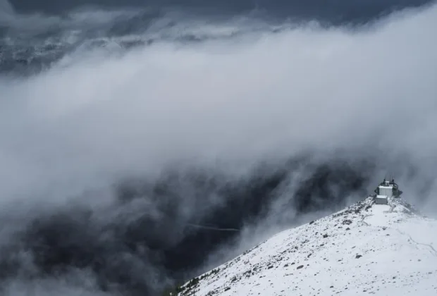 Opt schiori surprinși de avalanșă, găsiți morți în munții Californiei. O altă persoană, căutată de autorități