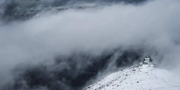 Opt schiori surprinși de avalanșă, găsiți morți în munții Californiei. O altă persoană, căutată de autorități