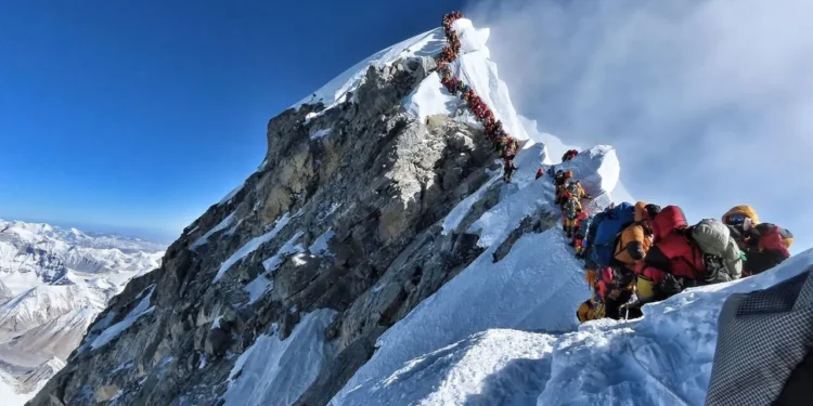 Everest nu mai poate fi escaladat de oricine. Autoritățile din Nepal impun reguli stricte pentru alpiniști